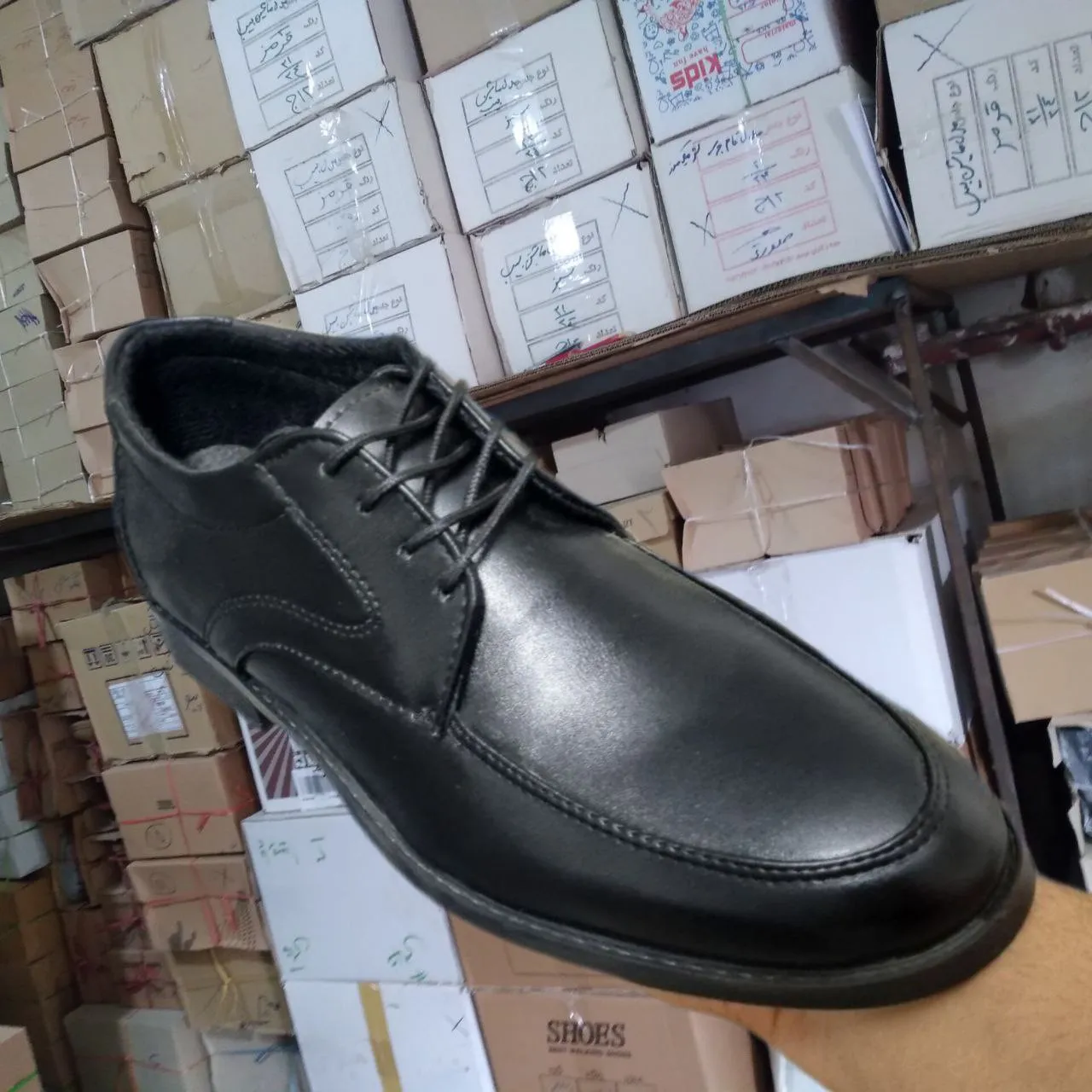 کفش مجلسی مردانه مدل ساعتی بنددار رنگ مشکی با رویه چرم صنعتی ضد خش