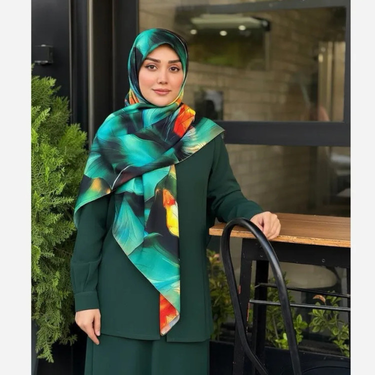 روسری نخی طرح ملورین ابعاد 140 در 140